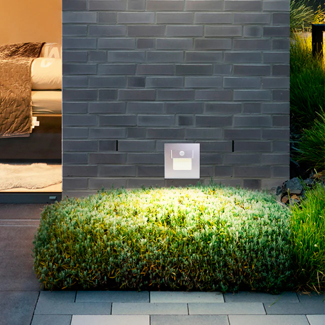 SPOT LUZ GUÍA DE PASO IVONE LED ASIMÉTRICO 3W CUADRADO PLATEADO CON SENSOR DE MOVIMIENTO LUZ CÁLIDA - Image 3