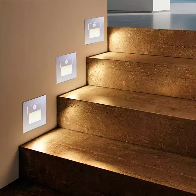 SPOT LUZ GUÍA DE PASO IVONE LED ASIMÉTRICO 3W CUADRADO PLATEADO CON SENSOR DE MOVIMIENTO LUZ CÁLIDA - Image 4