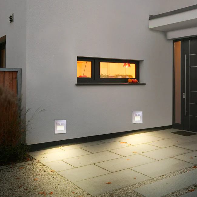 SPOT LUZ GUÍA DE PASO IVONE LED ASIMÉTRICO 3W CUADRADO PLATEADO CON SENSOR DE MOVIMIENTO LUZ CÁLIDA - Image 6